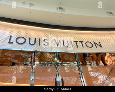 Orlando, FL/USA- 7/4/20: L'insegna esterna del negozio Louis Vuitton Boutique al Millenia Mall di Orlando, Florida. Foto Stock