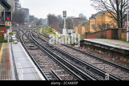 Londra, Regno Unito - 01 febbraio 2019: Molti binari ferroviari e traversate alla stazione di Lewisham il giorno della pioggia. I treni sono ampiamente utilizzati per il tran pubblico Foto Stock