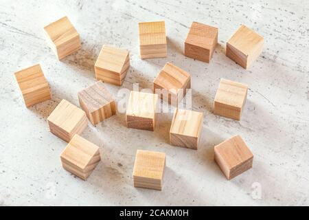15 cubetti di legno sulla lavagna bianca. Foto Stock