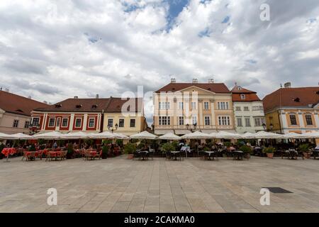 Gyor, Ungheria - 07 11 2020: Piazza Szechenyi a Gyor, Ungheria in una giornata estiva. Foto Stock