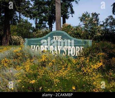 Cartello Hope Bay Store su North Pender Island, British Columbia, Canada Foto Stock