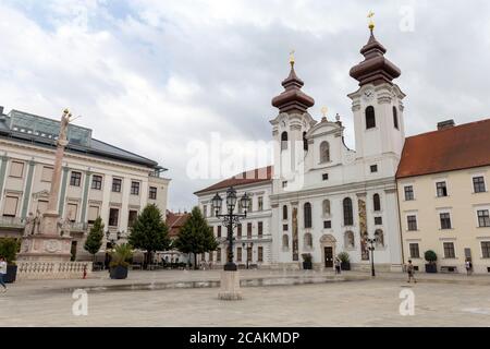 Chiesa benedettina (Loyolai Szent Ignac recinzioni templom) sulla piazza Szechenyi a Gyor, in Ungheria, in un giorno d'estate. Foto Stock