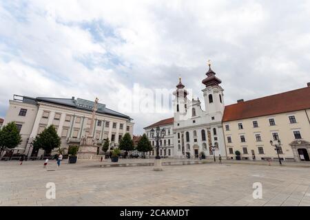 Chiesa benedettina (Loyolai Szent Ignac recinzioni templom) sulla piazza Szechenyi a Gyor, in Ungheria, in un giorno d'estate. Foto Stock