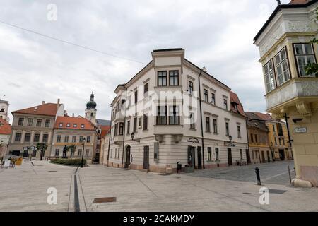 Gyor, Ungheria - 07 11 2020: Strade della città vecchia di Gyor, Ungheria in una giornata estiva. Foto Stock