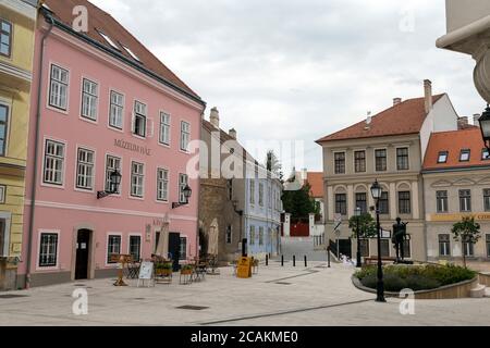 Gyor, Ungheria - 07 11 2020: Strade della città vecchia di Gyor, Ungheria in una giornata estiva. Foto Stock