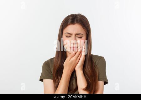 Teen donna premendo il suo ammaccati guancia con un espressione dolorosa come se lei sta avendo un terribile mal di denti Foto Stock