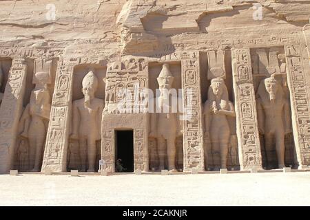 Tempio di Hathor consacrato da Ramses II per onorare la sua moglie più amata: Nefertari, Abu Simbel, Egitto Foto Stock