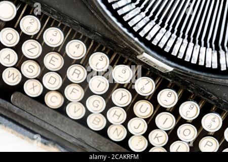 le chiavi di una vecchia macchina da scrivere visto dall'alto. Attrezzi meccanici per la scrittura. Giornalismo vecchio tempo Foto Stock
