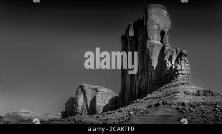 Foto in bianco e nero di Camel Butte, una massiccia formazione di arenaria rossa nella Monument Valley, un Navajo Tribal Park al confine tra Utah e Arizona, ONU Foto Stock