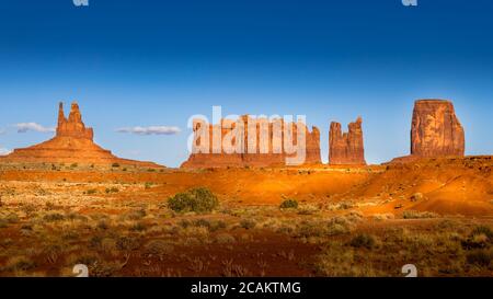 Le formazioni di arenaria di Mitten Buttes e Cly Butte nel paesaggio desertico del Monument Valley Navajo Tribal Park nel sud dello Utah, Stati Uniti Foto Stock