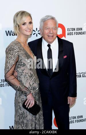 LOS ANGELES - 9 FEBBRAIO: Dana Blumberg, Robert Kraft al 28° Elton John Aids Foundation Viewing Party al West Hollywood Park il 9 febbraio 2020 a West Hollywood, California Foto Stock