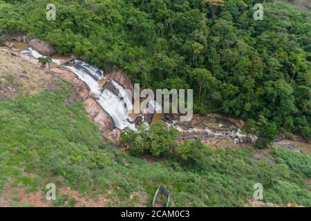 Veduta aerea della cascata di Veu de Noiva (Veil nuziale), Ribeirao Claro - Parana, Brasile Foto Stock