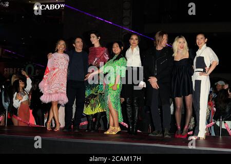 LOS ANGELES - GEN 22: Cathy Yan, Chris Messina, Mary Elizabeth Winstead, Ella Jay Basco, Jurnee Smollett-Bell, Ewan McGregor, Margot Robbie, Christina Hodson al Photo Call 'Birds of Prey' presso il complesso di Hollywood and Highland il 22 gennaio 2020 a Los Angeles, California Foto Stock