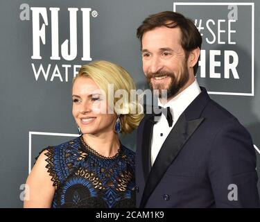 LOS ANGELES - GEN 12: Sara Wells, Noah Wylie al Critics Choice Awards 2020 al Barker Hanger il 12 gennaio 2020 a Santa Monica, CA Foto Stock