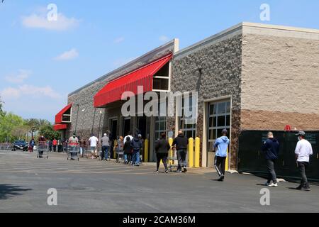 LOS ANGELES - Apr 11: Costco Line per entrare in negozio con la divaricazione sociale presso le aziende che reagiscono al COVID-19 presso l'Hospitality Lane il 11 aprile 2020 a San Bernardino, CA Foto Stock