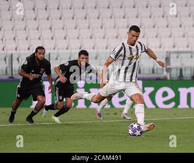 Torino. 7 agosto 2020. Cristiano Ronaldo (R) del FC Juventus segna un calcio di punizione durante il round della UEFA Champions League di sedici 2° tappa tra FC Juventus e Olympique Lyonnais a Torino, Italia, 7 agosto 2020. Credit: Federico Tardito/Xinhua/Alamy Live News Foto Stock