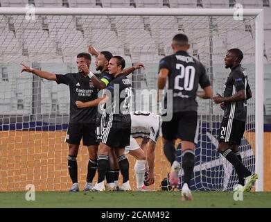 Torino. 7 agosto 2020. Memphis Depay (2° L) dell'Olympique Lyonnais celebra il suo obiettivo con i suoi compagni di squadra durante il round della UEFA Champions League di sedici 2° tappa tra il FC Juventus e l'Olympique Lyonnais a Torino, Italia, 7 agosto 2020. Credit: Federico Tardito/Xinhua/Alamy Live News Foto Stock