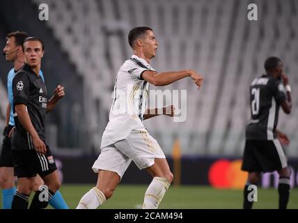 Torino. 7 agosto 2020. Cristiano Ronaldo (C) del FC Juventus festeggia il suo secondo gol durante il round della UEFA Champions League di sedici 2° tappa tra FC Juventus e Olympique Lyonnais a Torino, Italia, 7 agosto 2020. Credit: Federico Tardito/Xinhua/Alamy Live News Foto Stock