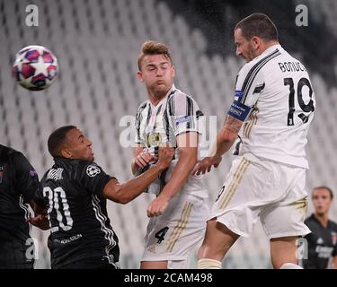 Torino. 7 agosto 2020. Leonardo Bonucci (R) e Matthijs De ligt (C) del FC Juventus vies con Fernando Marcal dell'Olympique Lyonnais durante il round della UEFA Champions League di sedici 2° tappa tra il FC Juventus e l'Olympique Lyonnais a Torino, Italia, 7 agosto 2020. Credit: Federico Tardito/Xinhua/Alamy Live News Foto Stock