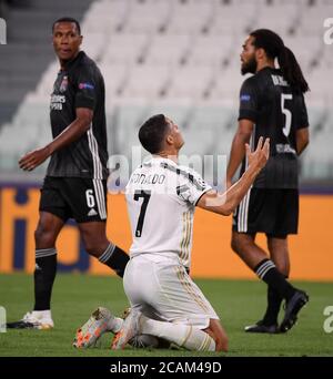 Torino. 7 agosto 2020. Cristiano Ronaldo del FC Juventus reagisce durante il round della UEFA Champions League di sedici 2° tappa tra l'FC Juventus e l'Olympique Lyonnais a Torino, Italia, 7 agosto 2020. Credit: Federico Tardito/Xinhua/Alamy Live News Foto Stock