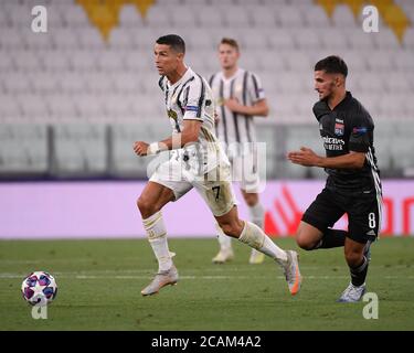 Torino. 7 agosto 2020. Il Cristiano Ronaldo (L) del FC Juventus vies con l'Olympique Lyonnais' Houssem Aouar durante il round della UEFA Champions League di sedici 2° tappa tra l'FC Juventus e l'Olympique Lyonnais a Torino, Italia, 7 agosto 2020. Credit: Federico Tardito/Xinhua/Alamy Live News Foto Stock