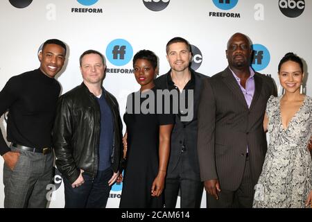 LOS ANGELES - 5 FEBBRAIO: Titus Makin, Alexi Hawley, Afton Williamson, Eric Winter, Richard T Jones, Alyssa Diaz al Disney ABC Television Winter Press Tour Photo Call al Langham Huntington Hotel il 5 febbraio 2019 a Pasadena, CA Foto Stock