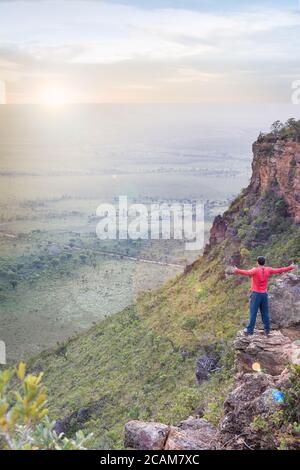 JALAPAO, BRASILE - GENNAIO 2017 - uomo che guarda all'alba dalla cima di Serra do Espirito Santo - Tocantins, Brasile Foto Stock