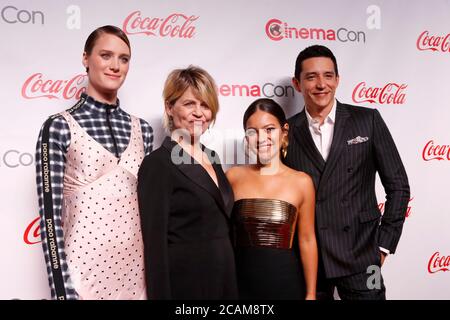 LAS VEGAS - Apr 4: L - R- Mackenzie Davis, Linda Hamilton, Natalia Reyes e Gabriel Luna al CinemaCon Big Screen Achievement Awards 2019 al Caesars Palace il 4 aprile 2019 a Las Vegas, NV Foto Stock