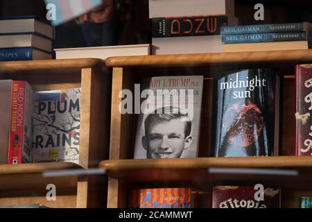 Una copia del libro "Too much and Never Enough" di Mary L. Trump, pubblicato di recente, è vista attraverso una finestra su uno scaffale in una libreria di Washington, DC, il 7 agosto 2020 in mezzo alla pandemia di Coronavirus. A Capitol Hill, oggi, i negoziati su ulteriori fondi COVID-19 per il soccorso hanno nuovamente avuto un effetto pronunciato nel momento in cui i repubblicani hanno respinto un’offerta di compromesso tardiva da parte dei Democratici del Congresso, rifiutando di impegnarsi a ridurre la spesa al di sopra di 1 trilione di dollari, la Casa Bianca ha promesso azioni esecutive su più fronti, con la conferma del numero delle vittime americane nel 160,000. (Graeme Sloan/Sipa USA) Foto Stock