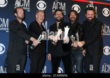 LAS VEGAS - Apr 7: Trevor Rosen, Brad Tursi, Matthew Ramsey, Geoff sprung, Whit Sellers, Old Dominion alla 54esima Academy of Country Music Awards alla MGM Grand Garden Arena il 7 aprile 2019 a Las Vegas, NV Foto Stock