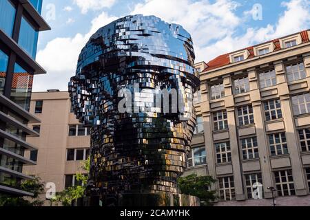 Praga, Repubblica Ceca - Luglio 11 2020: Turning Head of Franz Kafka in Czech Hlava Franze Kafky statue di Davd Cerny Foto Stock