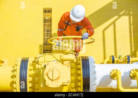 Operazioni offshore di petrolio e gas, l'operatore di produzione apre la valvola per consentire il flusso di gas verso il tubo di linea di mare per il gas inviato e il petrolio greggio verso la lavorazione centrale Foto Stock