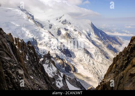 Chamonix, massiccio del Monte Bianco, Francia. 29 luglio 2020. Vista del massiccio del Monte Bianco. Circa 500,000 metri cubi di ghiaccio potrebbero crollare a causa del calore dal lato italiano e le autorità locali hanno ordinato l'evacuazione di circa 30 case in risposta. Credit: Denis Thaust/SOPA Images/ZUMA Wire/Alamy Live News Foto Stock