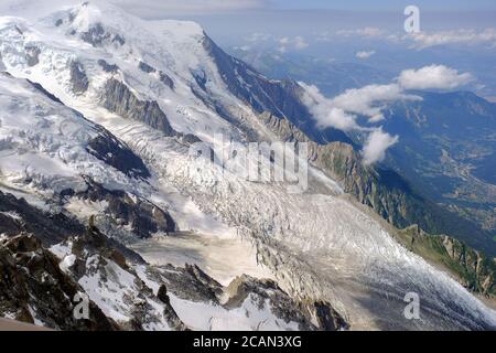 Chamonix, massiccio del Monte Bianco, Francia. 29 luglio 2020. Vista del massiccio del Monte Bianco. Circa 500,000 metri cubi di ghiaccio potrebbero crollare a causa del calore dal lato italiano e le autorità locali hanno ordinato l'evacuazione di circa 30 case in risposta. Credit: Denis Thaust/SOPA Images/ZUMA Wire/Alamy Live News Foto Stock