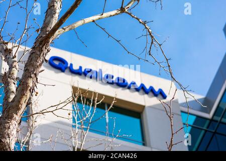 Logo Qualcomm sfocato e firma presso l'ufficio aziendale di Silicon Valley, hub high-tech della zona della baia di San Francisco - Santa Clara, CA, USA - Ottobre 2019 Foto Stock