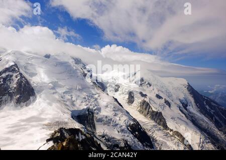 Chamonix, Francia. 29 luglio 2020. Vista del massiccio del Monte Bianco. Circa 500,000 metri cubi di ghiaccio potrebbero crollare a causa del calore dal lato italiano e le autorità locali hanno ordinato l'evacuazione di circa 30 case in risposta. Credit: SOPA Images Limited/Alamy Live News Foto Stock