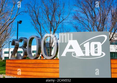 Logo A10 Networks presso la sede centrale dell'azienda. A10 Networks è una società pubblica statunitense specializzata nella produzione di application delivery controller - Foto Stock