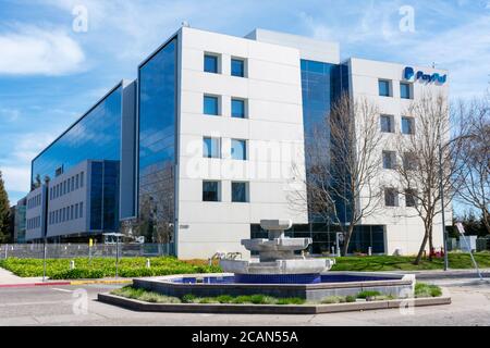 PayPal moderno edificio di uffici nella Silicon Valley. PayPal Holdings Inc. È una società americana che opera pagamenti online in tutto il mondo Foto Stock