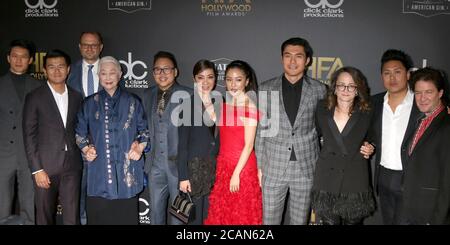 LOS ANGELES - 4 NOVEMBRE: Harry Shum Jr, Ronny Chieng, Bradford Simpson, Lisa Lu, Nico Santos, Michelle Yeoh, Constance Wu, Henry Golding, Nina Jacobson, Jon M Chu, John Penotti all'Hollywood Film Awards 2018 all'Hilton Hotel Beverly il 4 novembre 2018 a Beverly Hills, California Foto Stock