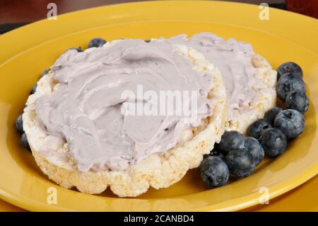 Crema di formaggio di mirtillo su torte di riso con mirtilli freschi Foto Stock