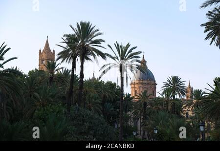 Veduta del Duomo di Palermo da Piazza della Vittoria Foto Stock