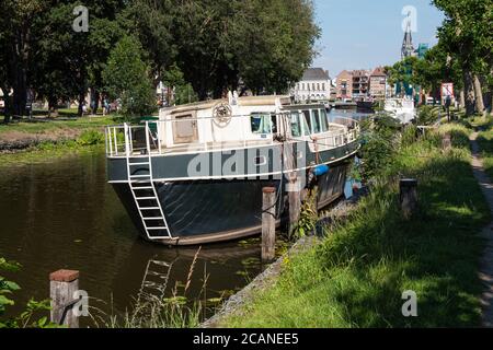 Lokeren, Belgio, 13 luglio 2020, aleated e abbandonato barca ormeggiata sul fiume nel centro della città Foto Stock