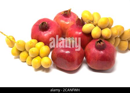 Rosh Hashanah, Capodanno ebraico, simboli tradizionali, melograni, datteri. Isolato su sfondo bianco Foto Stock