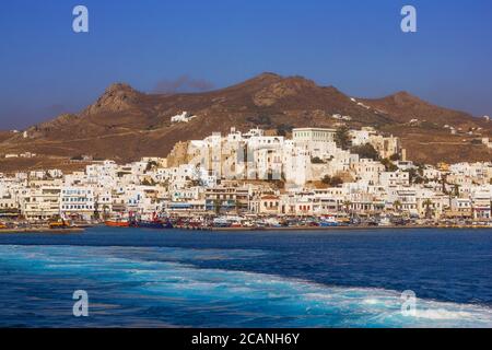 Vista sulla città di Naxos (Chora) in estate Foto Stock