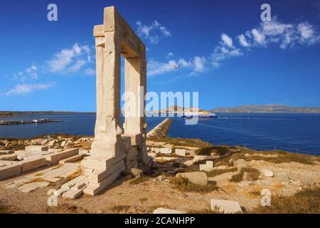 Il monumento storico di Naxos - porta Portara nel mattina Foto Stock