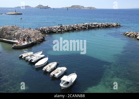Barche bianche viste dall'alto ormeggiate nel tipico porto del Vallon des Auffes a Marsiglia, Francia Foto Stock