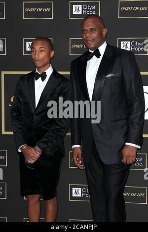 LOS ANGELES - OTT 12: Pharrell Williams, Jon Platt al City of Hope Gala al Barker Hanger il 12 ottobre 2018 a Santa Monica, California Foto Stock