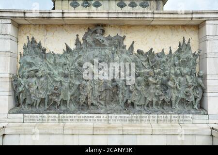 Memoriale di bronzo pannello al Victoria Memorial Building in Kolkata, India Foto Stock