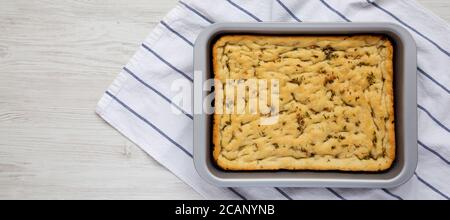 Pane di focaccia all'aglio di rosmarino fatto in casa, vista dall'alto. Posa piatta, sovratesta, dall'alto. Spazio per il testo. Foto Stock