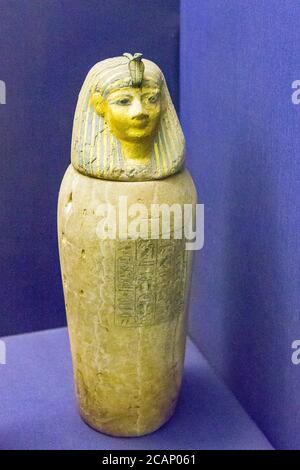 Egitto, Cairo, Museo Egizio, trovato nella necropoli reale di Tanis, 1 dei 4 vasi canopici del re Psuvennes. Il tappo è una testa umana. Foto Stock